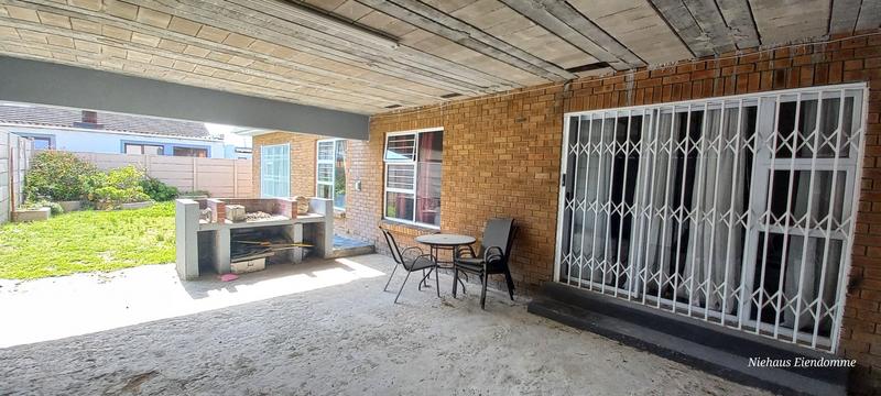 4 Bedroom Property for Sale in Gustrouw Western Cape